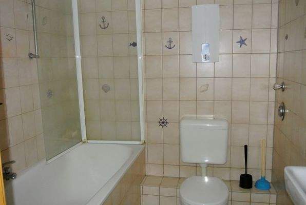 Bäder mit Wannen innenliegend mit Belüftung.