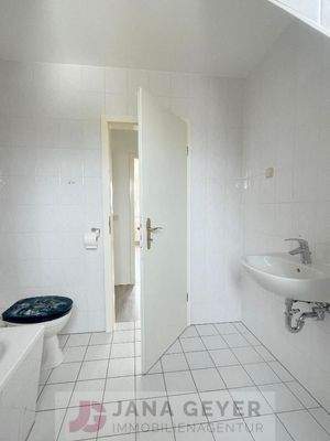 Tageslichtbad mit Wanne