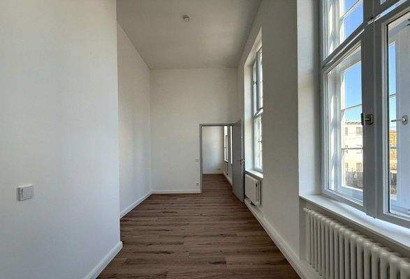 Schlafzimmer mit Blick in Wohnbereich