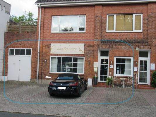 Vorderansicht mit Garage und Stellplätzen