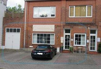 Vorderansicht mit Garage und Stellplätzen