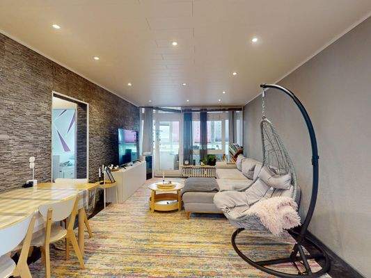 Offener Wohnbereich mit Zugang zur Loggia