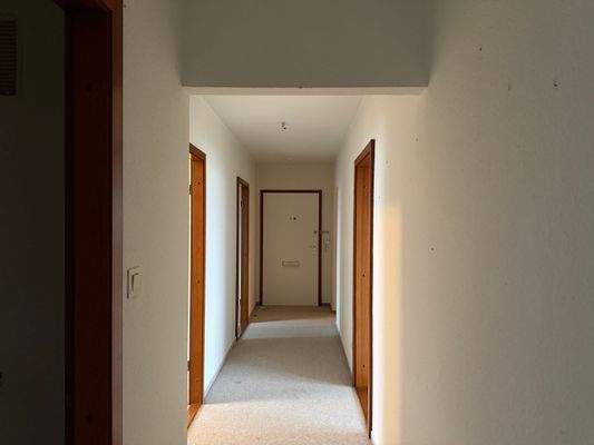 Blick vom hinteren Flur zur Wohnungstür