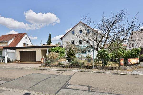 Außenansicht mit Garagen