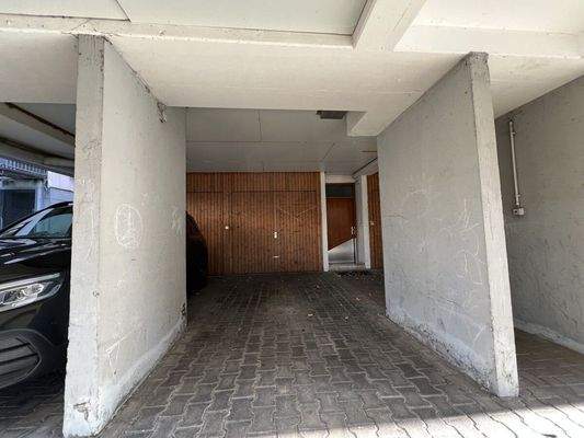 Garage mit überdachtem Stellplatz