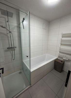 Bad mit Badewanne und Dusche