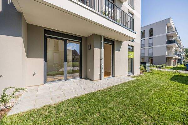 Sonnige Terrasse mit Garten