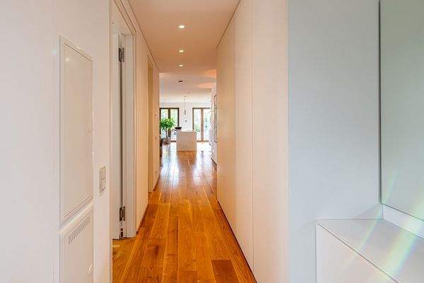 Eingangsbereich mit Einbaumöbeln in Ebene 0