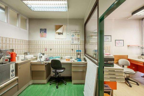 zwei offene Büroräume