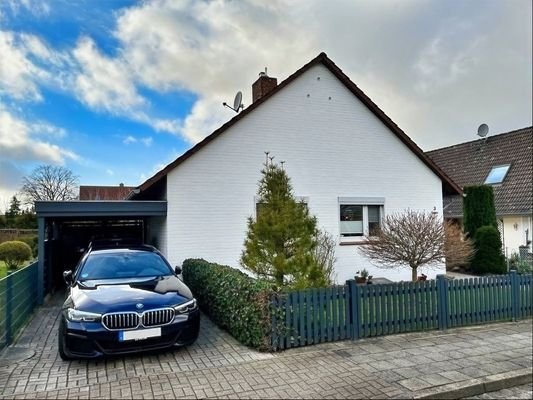 Frontansicht mit Carport