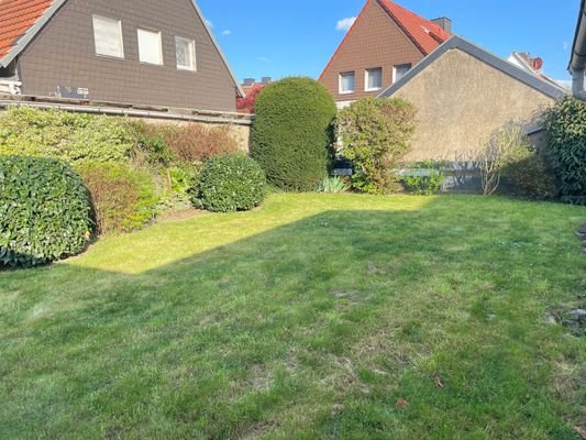 Garten mit Anschluss an die Terrasse.jpg