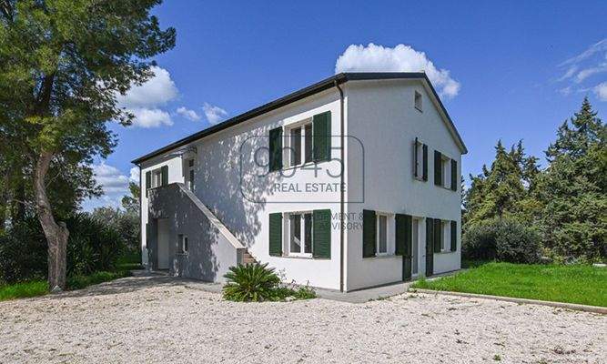 Zeitgemäße Landvilla in nachhaltiger Holzbauweise mit Panoramablick bei Potenza Picena