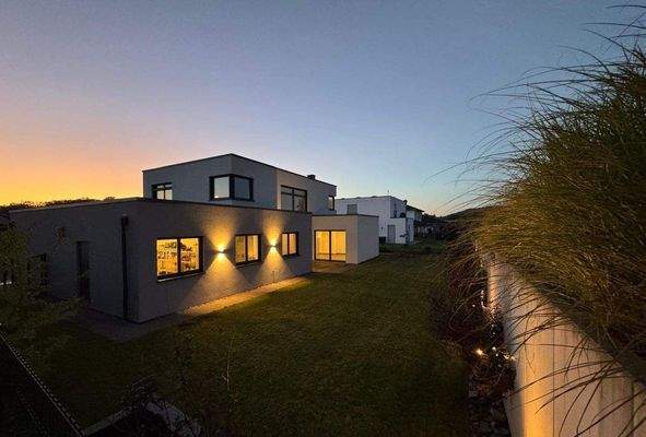 Garten beleuchtet.jpg