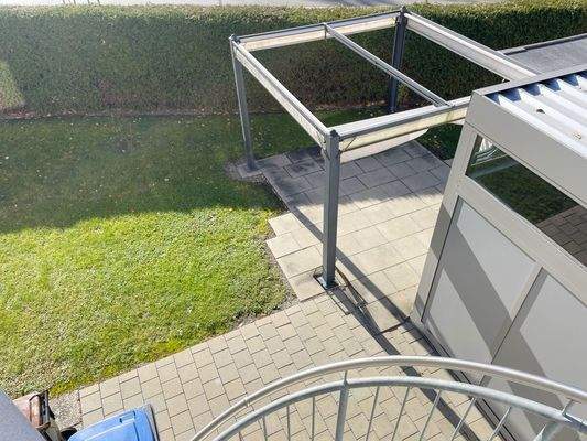 Blick in den Garten mit Pavillon