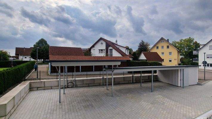 Hof mit Carports und Fahrradabstellraum