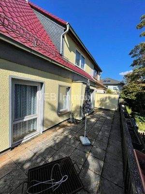 Vorderansicht mit Terrasse 