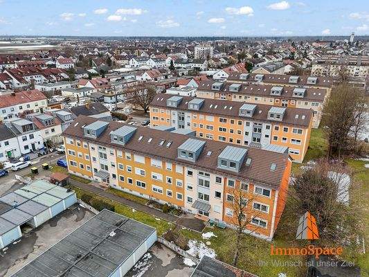 Blick von oben auf die Wohnanlage und die Umgebung