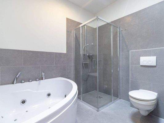 Vollbad mit Whirlwanne...