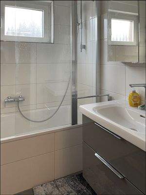 Bad mit Wanne-Dusche-Kombination