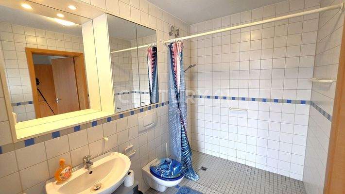 Großes modernes Bad mit bodenebener Dusche