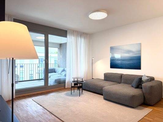 Helles Wohnzimmer mit Balkon