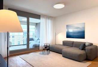 Helles Wohnzimmer mit Balkon