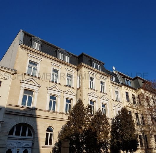 STILALTBAU in HALLE. großzügige 2-Zimmer. DACHGESCHOSS = 3.OG mit EINBAUKÜCHE und Bad mit WANNE ...