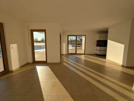 Großer, lichtdurchfluteter Wohnraum