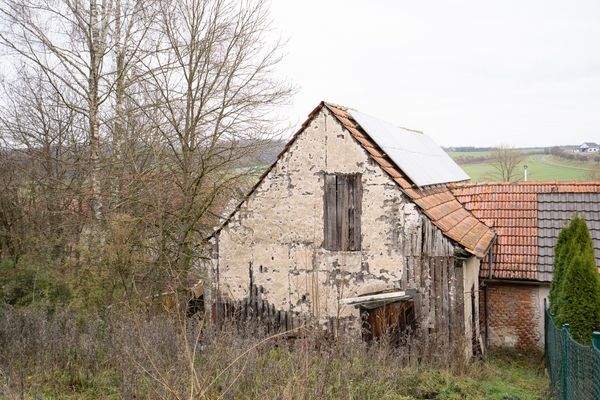 Blick auf Bestandsgebäude mit PV