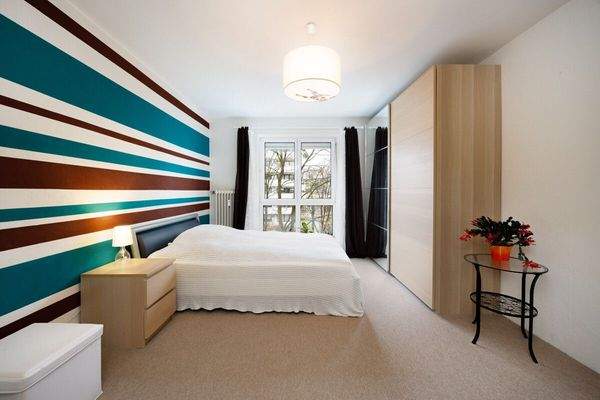 Großer Schlafraum mit bodentiefen Fenstern 