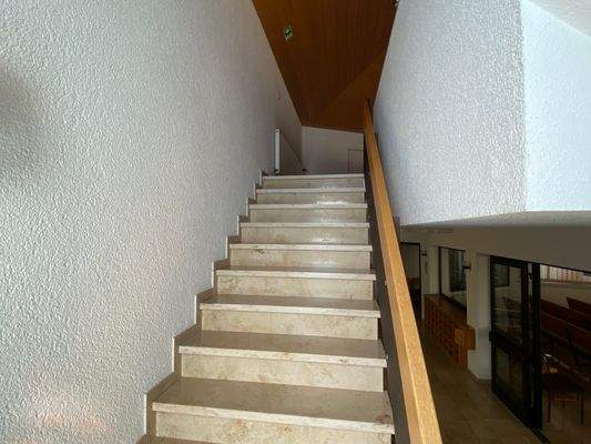 Treppe zur Empore.JPG