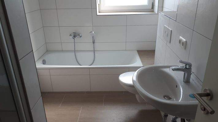 Bad mit Wanne und Dusche