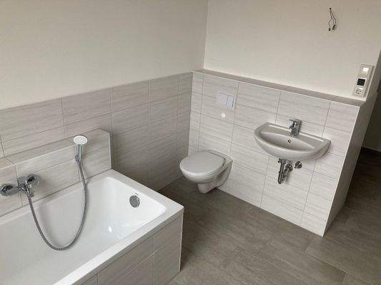 großes Bad mit Wanne und Dusche