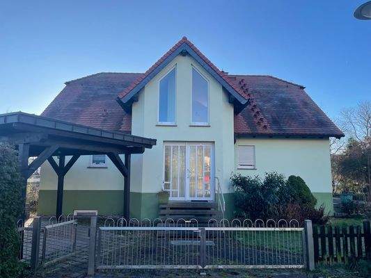 Rückansicht mit Zufahrt