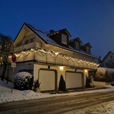 Gebäude-Straßenansicht im Winter