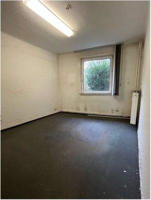 Büroräume mit großen Fenstern