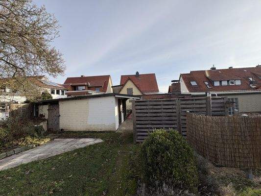 Rückansicht mit Nebengebäuden