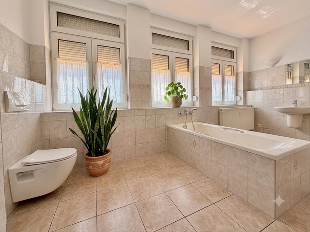Einzigartiges Wohnen im Hinterhaus – Charmante Maisonette-Wohnung mit spektakulärer 50 qm Sonnenterrasse in der Erfurter Altstadt - Photo 4