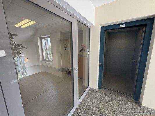 Treppenhaus mit Fahrstuhl