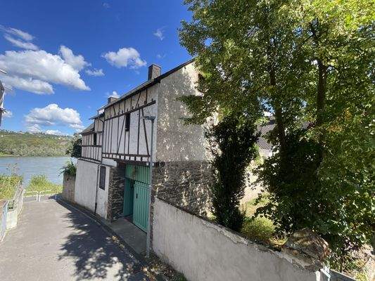 Straßenansicht mit Zugang zum Rhein