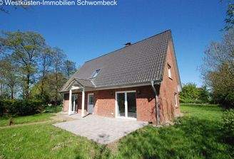 Modernes Einfamilienhaus mit großzügiger Terrasse und Satteldach