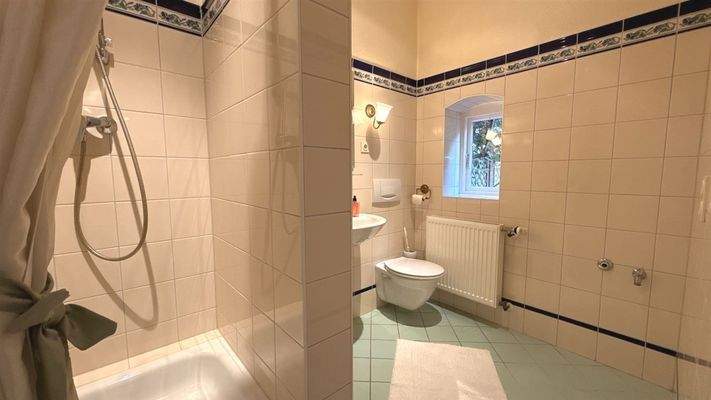 mit eigenem Duschbad