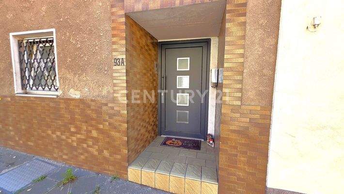 Eingangsbereich des Hauses mit neuer Haustür