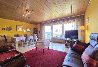 Wohn-Esszimmer mit Zugang zum Balkon