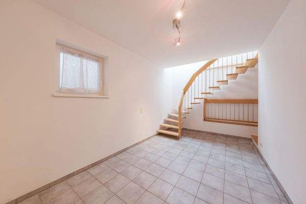 Zugang Tiefgarage und Gäste Zimmer im UG