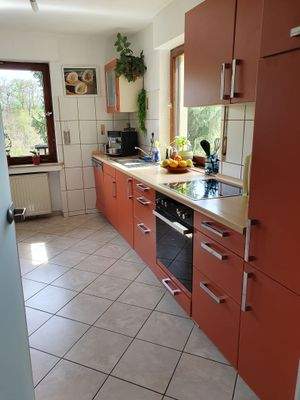 Helle Küche mit Ost- und Südaussicht