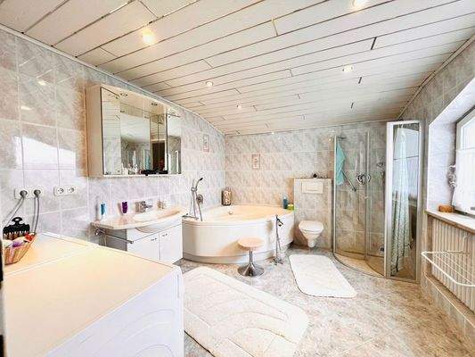 großzügiges Badezimmer