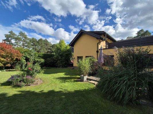 Gartenblick mit Seitenansicht