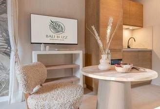 Küche und Low-Dining Area