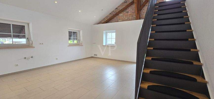 offener Küchen/Essen mit Aufgang in die Maisonette im DG